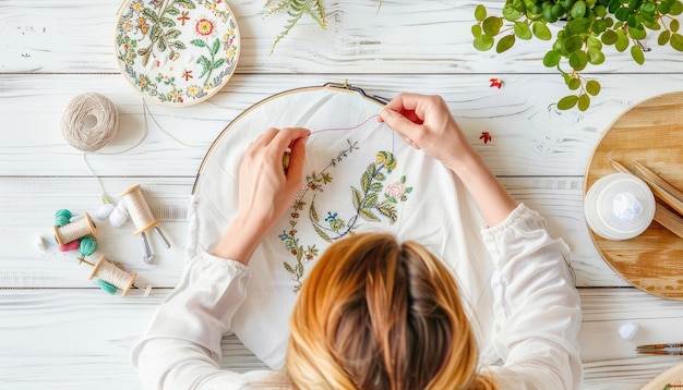 Artizan brodând un model